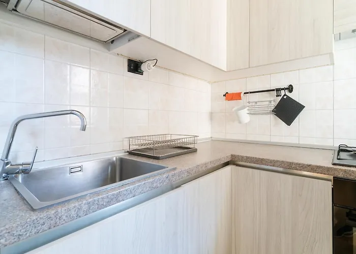 Guesthost - Stylish Flat In Navigli District شقة ميلان